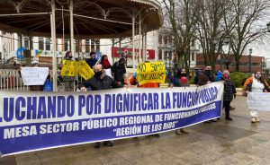 Funcionarios públicos y de salud protestaron en Valdivia por desconfinamiento y retiro de AFP