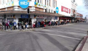 Largas filas de ingreso a recintos comerciales marcaron la jornada previa al Día del Niño en Valdivia