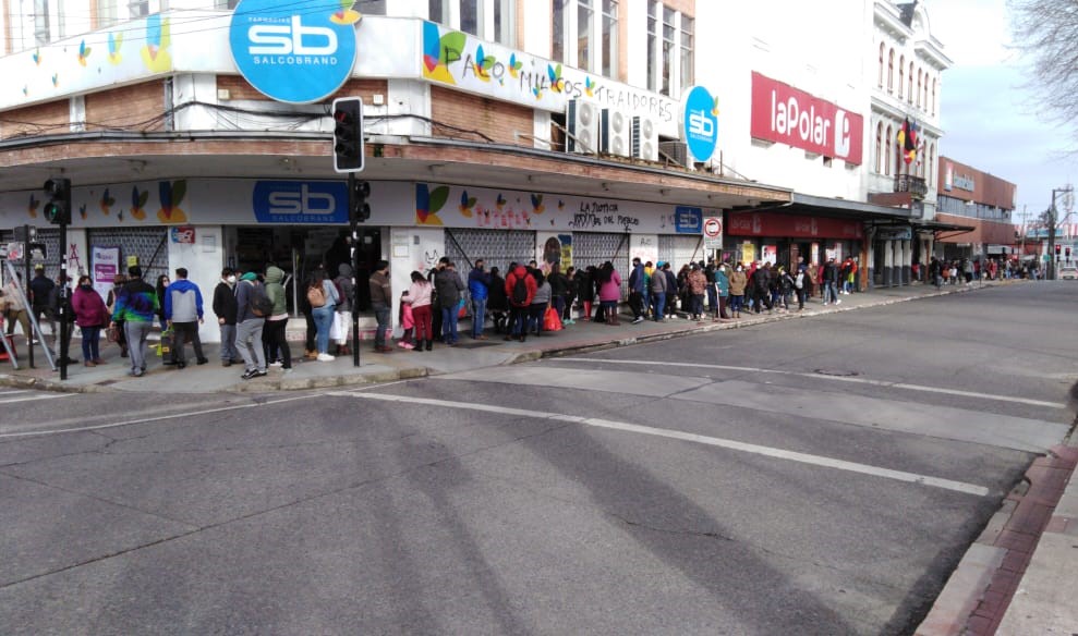 Largas filas de ingreso a recintos comerciales marcaron la jornada previa al Día del Niño en Valdivia