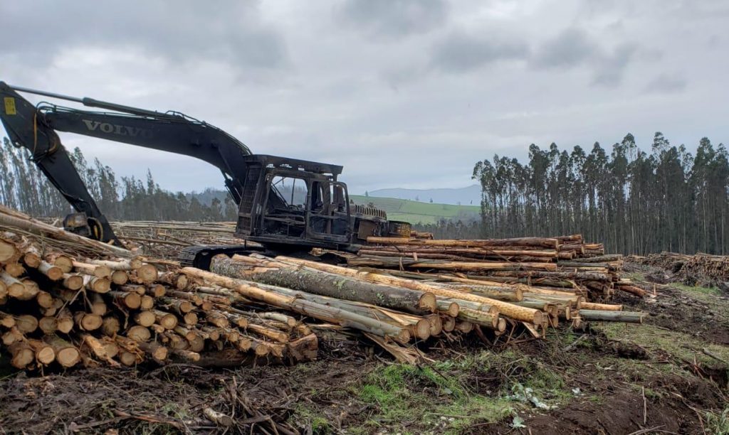 Gobierno presentó querella por ataque incendiario a cuatro máquinas forestales en Los Ríos