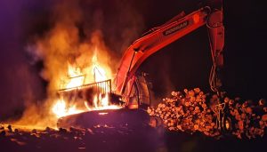 Desconocidos queman camiones y maquinaria forestal en zona rural al sur de Valdivia