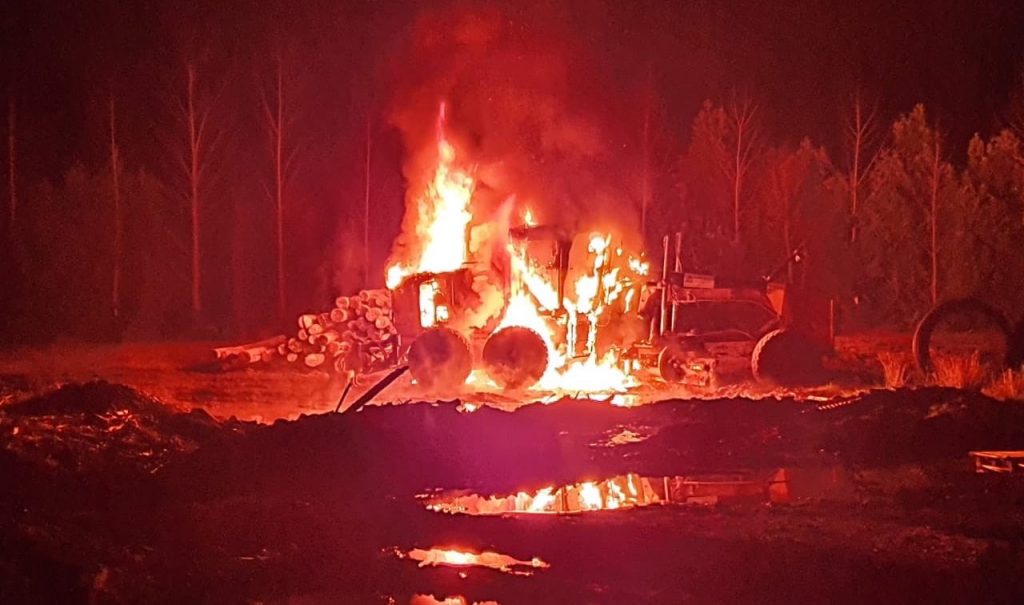 Gobierno se querelló por ataque incendiario a dos camiones y maquinaria al sur de Valdivia