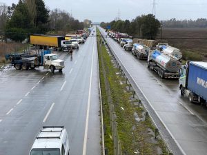 Con bloqueo parcial de la Ruta 5 Sur comienza movilización de camioneros en Los Ríos