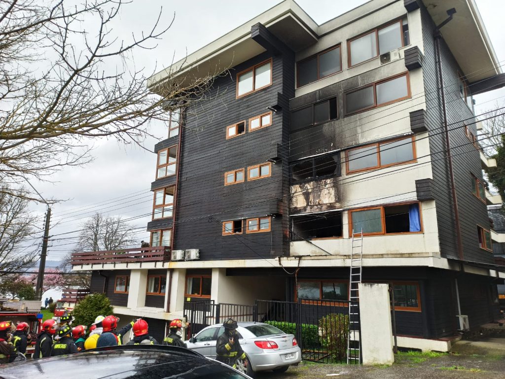 Incendio afectó a edificio destinado a funcionarios del Poder Judicial en Valdivia