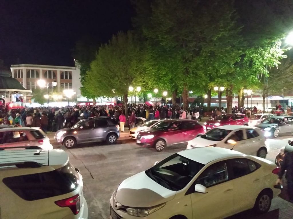 Valdivianos celebran en la Plaza de La República en medio del conteo de votos del Plebiscito 2020