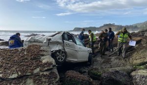 Conductora murió tras caer su vehículo en roquerío del sector San Ignacio de Valdivia