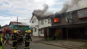 Incendio en calle Pérez Rosales de Valdivia dejó a once damnificados