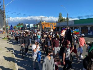 Cientos de personas marcharon en el centro de Valdivia en conmemoración del estallido social