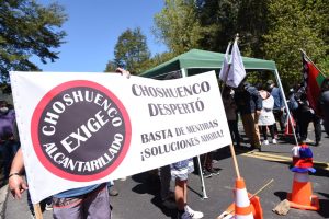 Protestan por proyecto habitacional inconcluso y falta de alcantarillado en Choshuenco