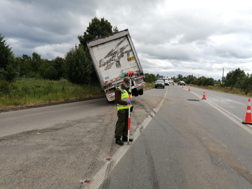 Confirman muerte de conductor en choque con camión: Iban nueve personas en un auto