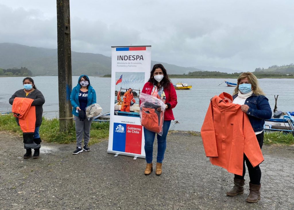 Entregan kits de trabajo para proteger a mujeres recolectoras de orilla de mar de Los Ríos