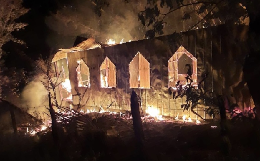 Investigan la causa de incendio que destruyó capilla católica en Panguipulli