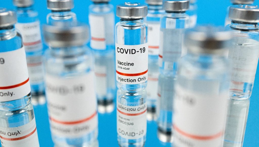 Salud descarta quiebre de stock de vacunas contra COVID-19 en vacunatorios de Los Ríos