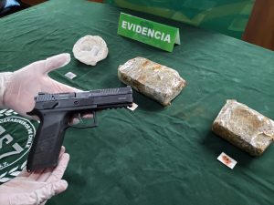 Operativo en Terminal de Buses de Valdivia: Detienen a hombre que tenía droga y un arma en su equipaje