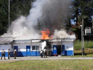 Incendio afectó bodega de Essal en Río Bueno: Se investiga desperfecto eléctrico