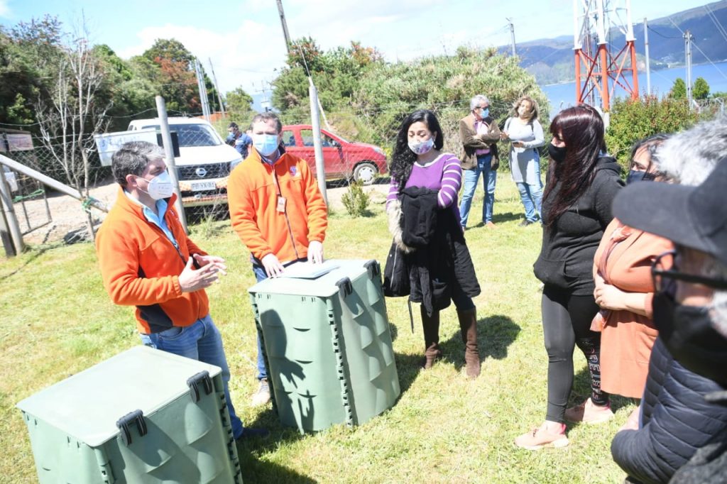 Entregan composteras en sector costero de Niebla para fomentar el reciclaje de residuos orgánicos