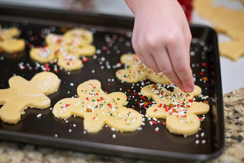 Desde tragos a postres: Impartirán talleres gratuitos de preparaciones culinarias navideñas en Valdivia