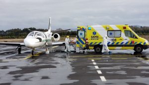 Por primera vez: Trasladan a tres pacientes COVID-19 de Los Ríos a hospitales de la Región Metropolitana