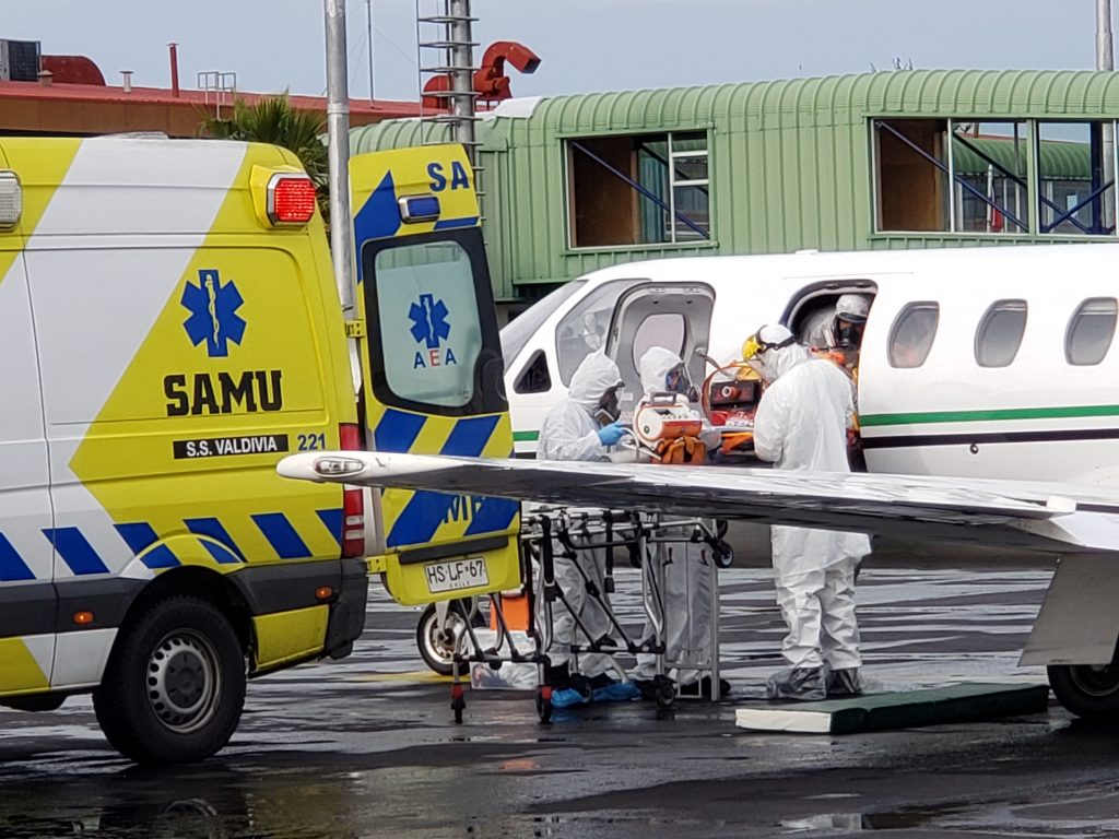 Por aumento en demanda de hospitalización en Los Ríos: Trasladan a Santiago a dos pacientes COVID