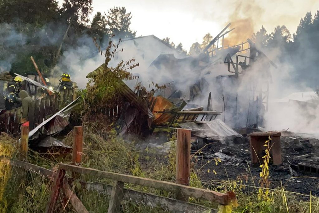 Incendio destruyó dos viviendas en Los Molinos: Investigan eventual participación de terceros