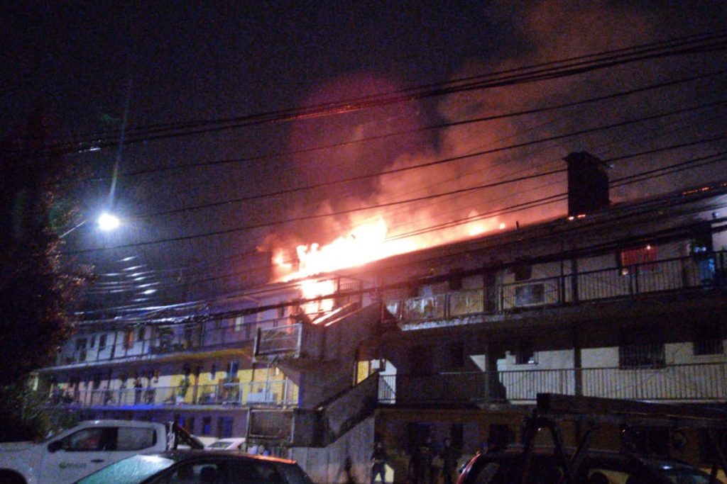 Valdivia: Incendio en edificio deja cuatro departamentos afectados y una persona herida