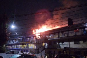 Valdivia: Incendio en edificio deja cuatro departamentos afectados y una persona herida