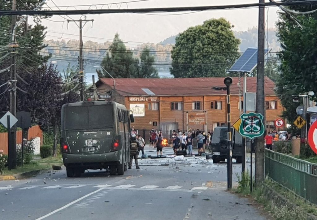 Violentos incidentes en Panguipulli luego que carabinero disparara y diera muerte a malabarista