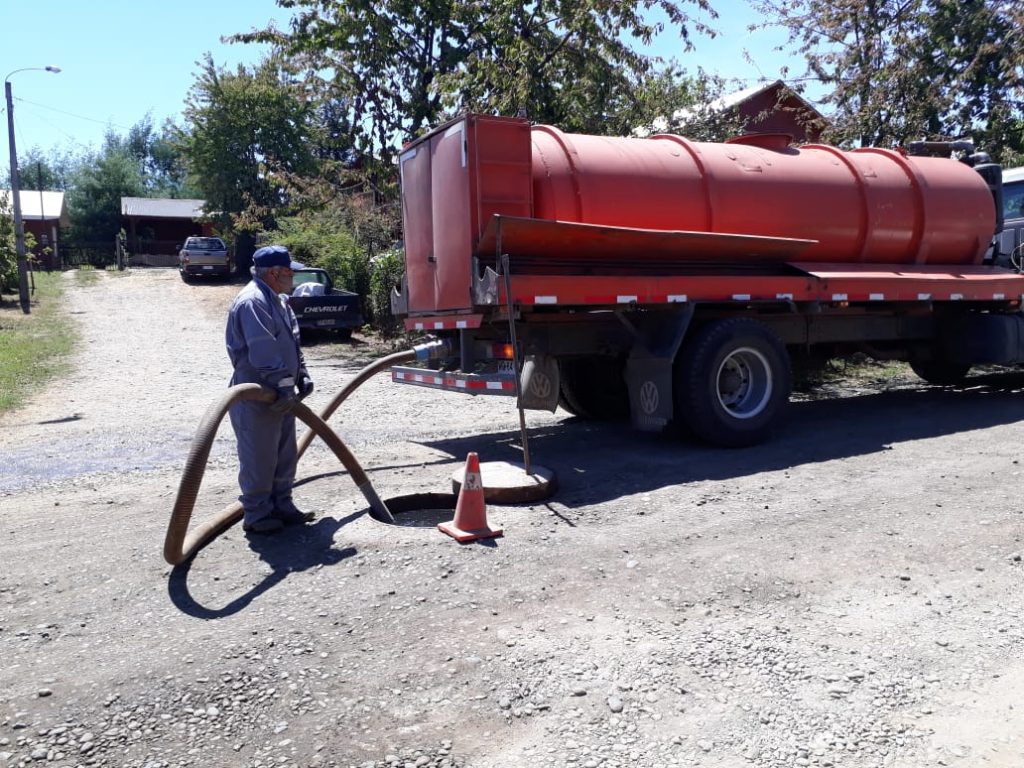 Por rebalse de aguas servidas: Piden que se decrete emergencia sanitaria en sector Estación Mariquina