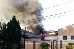 Valdivia: Incendio afectó bodega del centro del SENAME en Las Gaviotas