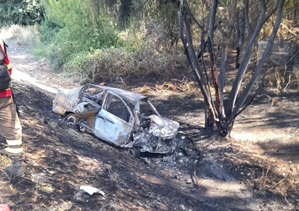 Vehículo se volcó e incendió en Máfil: Accidente dejó tres heridos y el fuego afectó a predio forestal