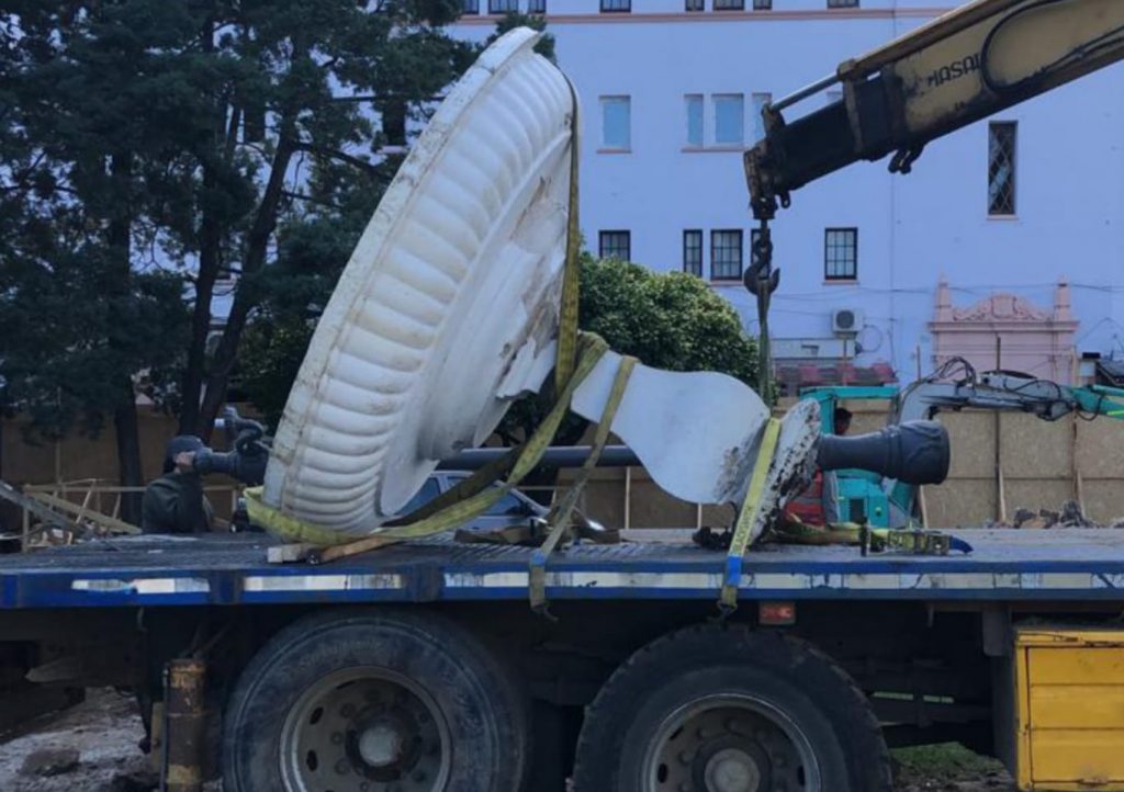 Remueven tradicional pileta de plaza Pedro de Valdivia en la capital de Los Ríos: Será refaccionada