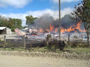 Investigan incendio que destruyó una escuela y un automóvil en Río Bueno