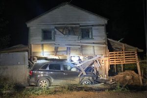 Retienen licencia a conductor que chocó ebrio contra una vivienda en Valdivia