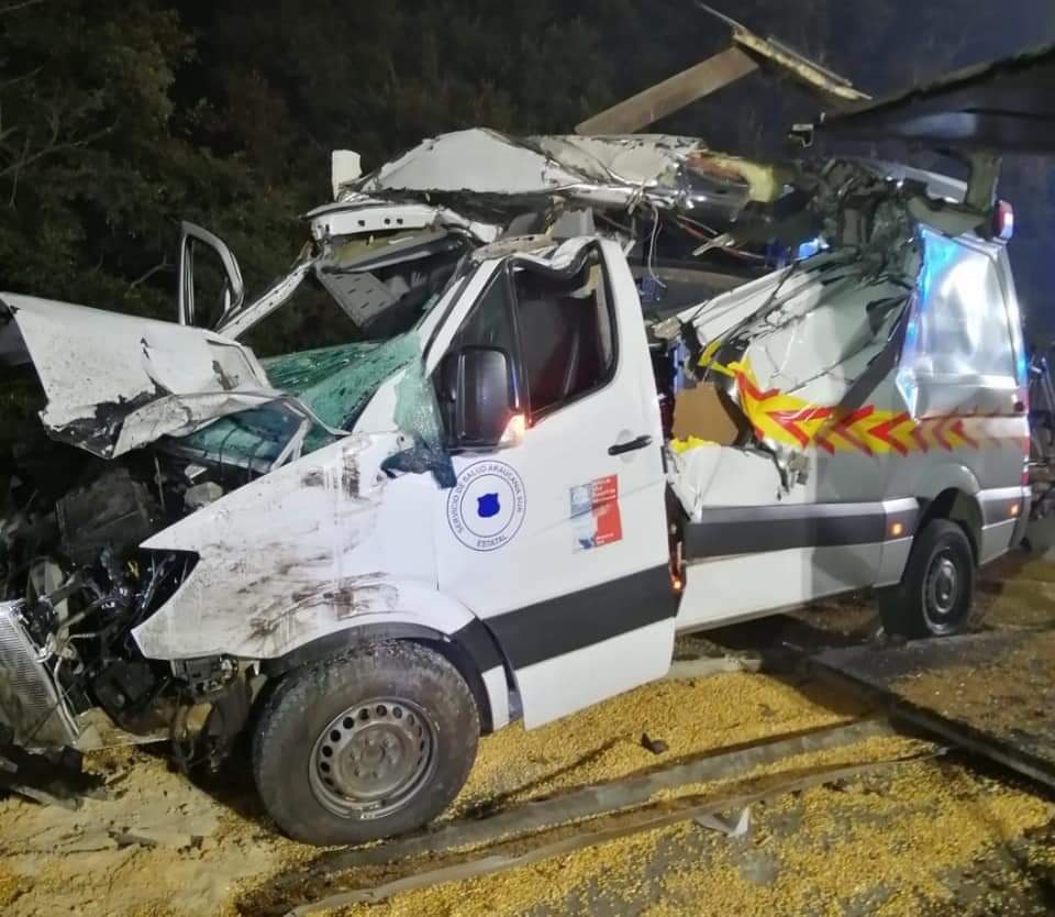 Ambulancia quedó destruida tras choque con camión en ruta Paillaco - La Unión: Hay seis lesionados