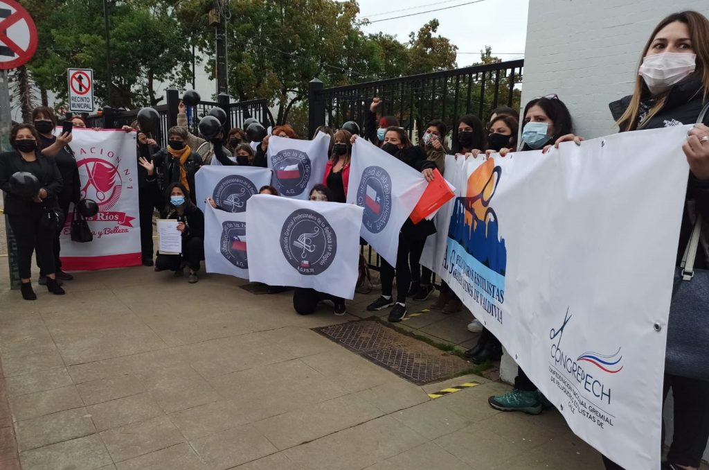 Gremio de peluquerías en Valdivia protestó pidiendo franja horaria para trabajar en Cuarentena