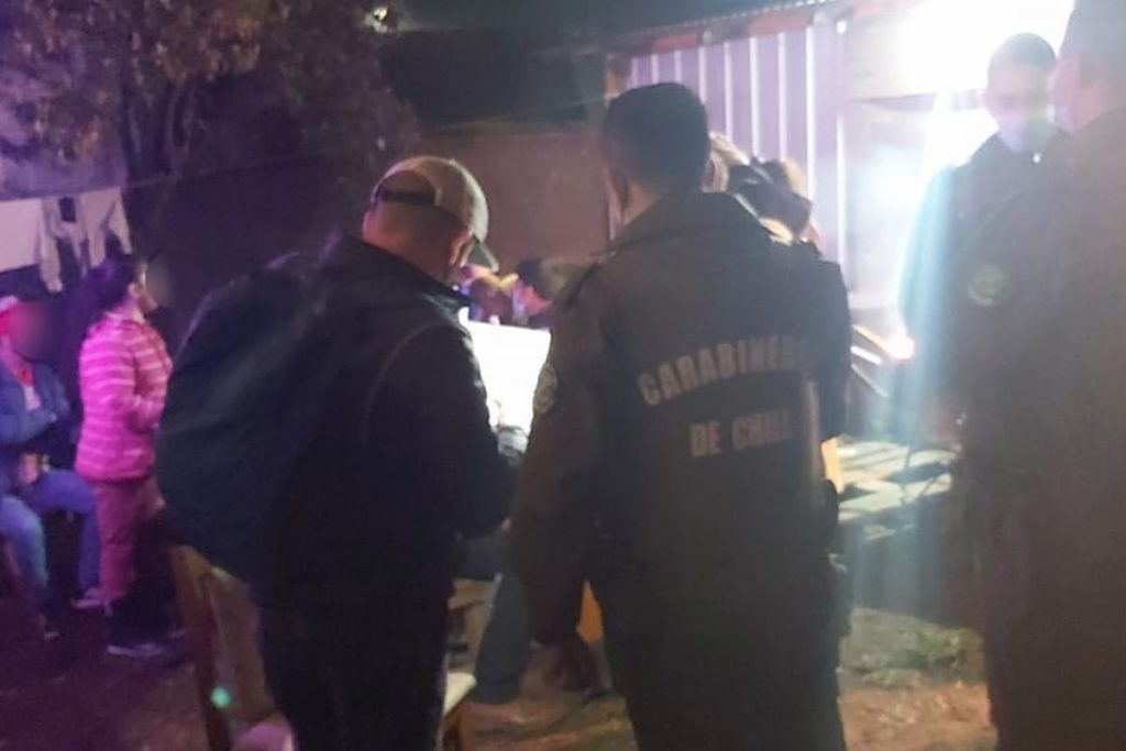 Huyeron por los techos: Detienen a 10 participantes de fiesta clandestina en Panguipulli