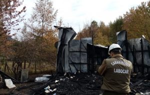 Carabineros investiga incendio que destruyó vivienda en Panguipulli