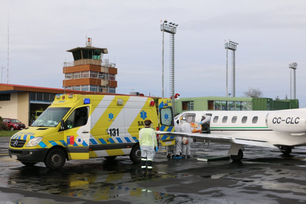 Trasladan a dos pacientes con COVID-19 desde Valdivia hasta la Región Metropolitana