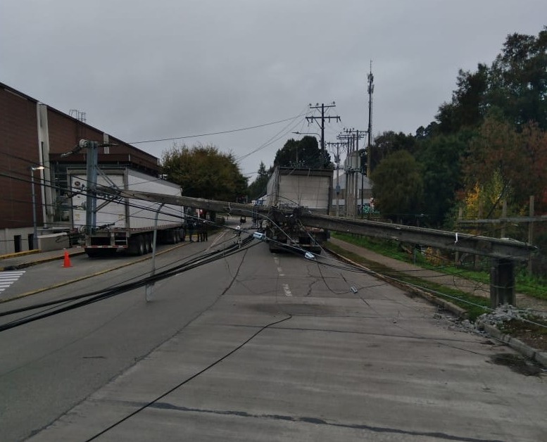 Camión chocó poste de luz en calle Errázuriz de Valdivia y dejó más de 4 mil clientes sin suministro