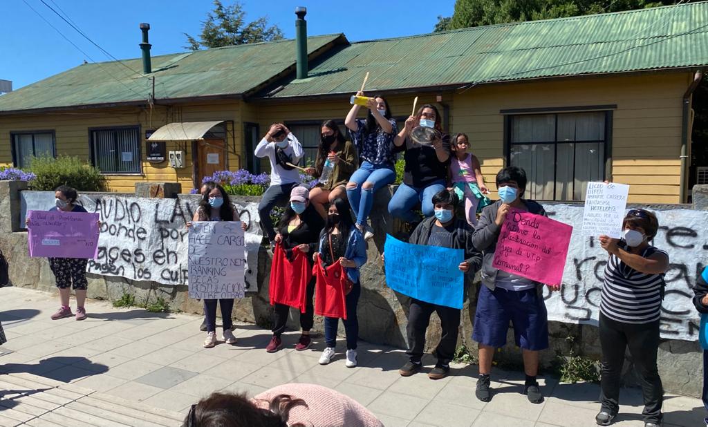 Siguen sin respuestas: Apoderados piden cambiar certificados "fraudulentos" de liceo de Llifén