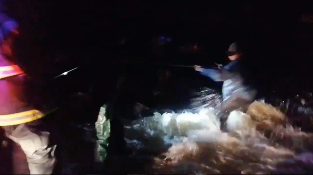 Panguipulli: Una veintena de lugareños fueron rescatados tras derrumbe de cerro en Ñisoleufu