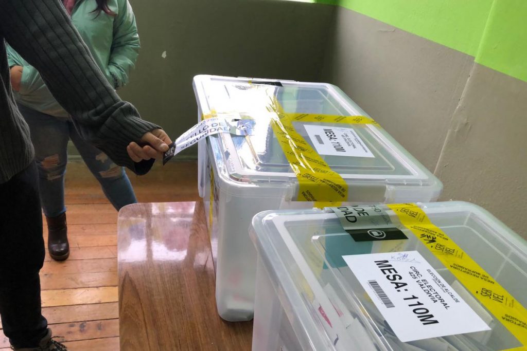 Denuncian presunta adulteración de urna en local de votación de Valdivia