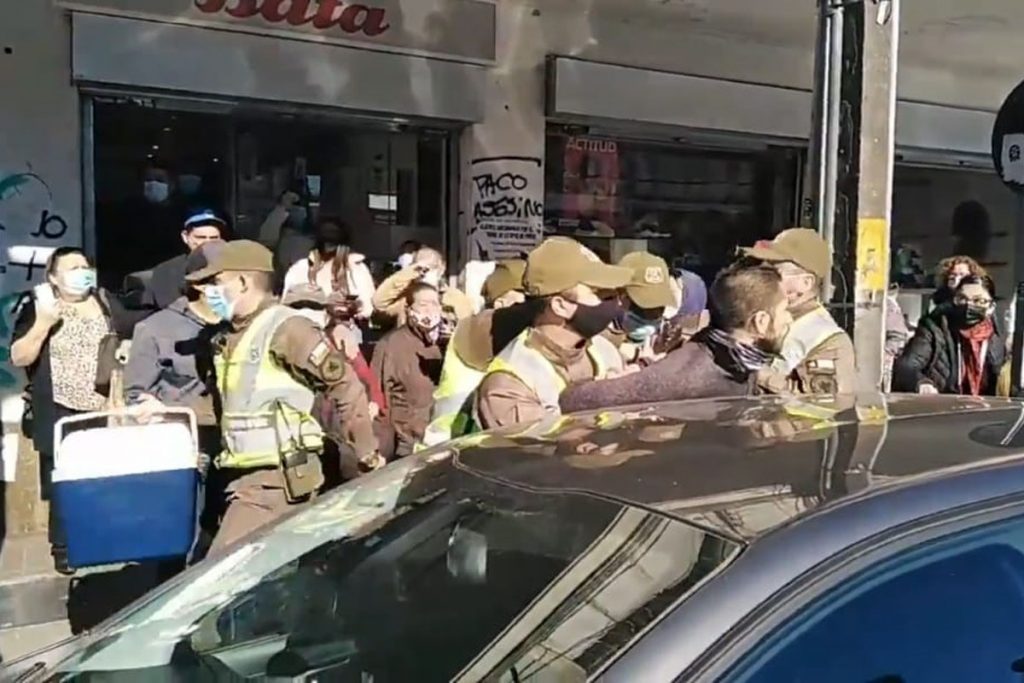 Captan violenta detención de joven que vendía sándwiches en el centro de Valdivia