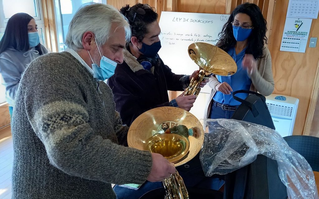 Donan instrumentos para reforzar aprendizaje de niños y jóvenes de orquesta CIFAN de Valdivia