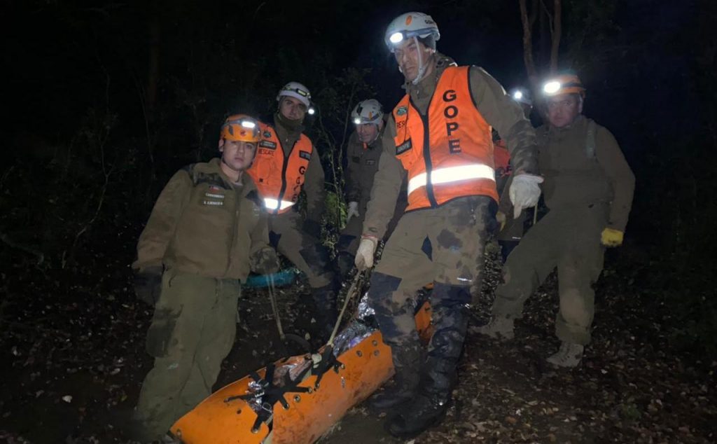 Rescatan a mujer lesionada y a sus cuatro acompañantes que no pudieron descender del cerro Pico Toribio