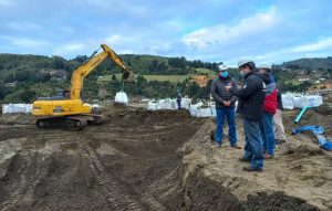 Obras de nuevo borde fluvial del río Lingue en Mehuín llevan un 42% de avance