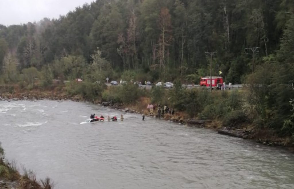 Futrono: Dos adultos y una niña fueron rescatados tras caer a un río a bordo de un auto