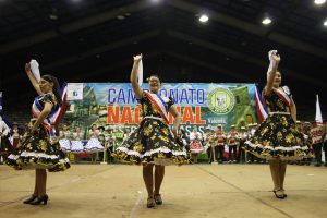 Conjunto folclórico de Valdivia incentiva inscripciones a campeonato de cueca y danzas representativas