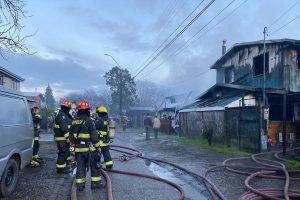 Seis damnificados tras incendio que afectó dos viviendas en Valdivia