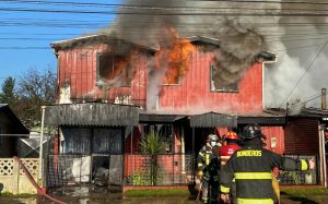 Un inmueble destruido y otro afectado deja incendio en sector Corvi de Valdivia